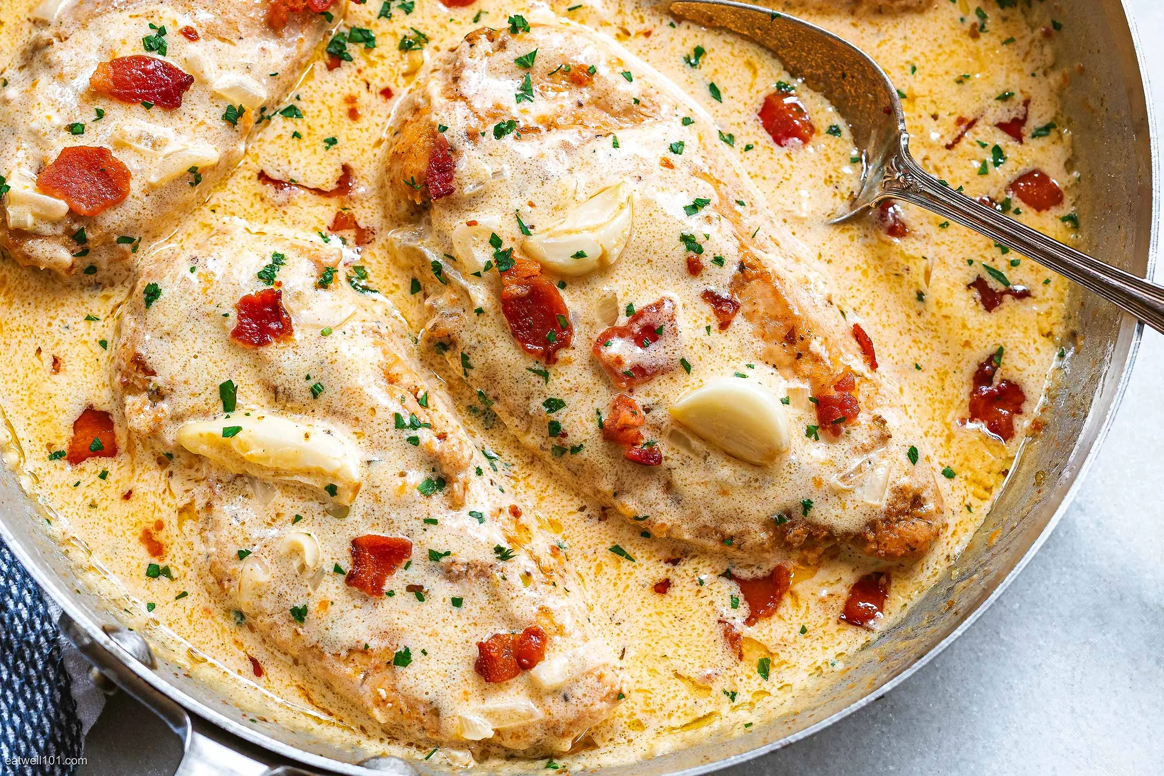 Chicken Breasts with Garlic Cream and Onions