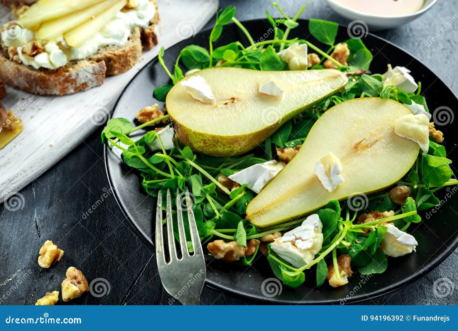 Cottage Cheese with Pear and Walnuts