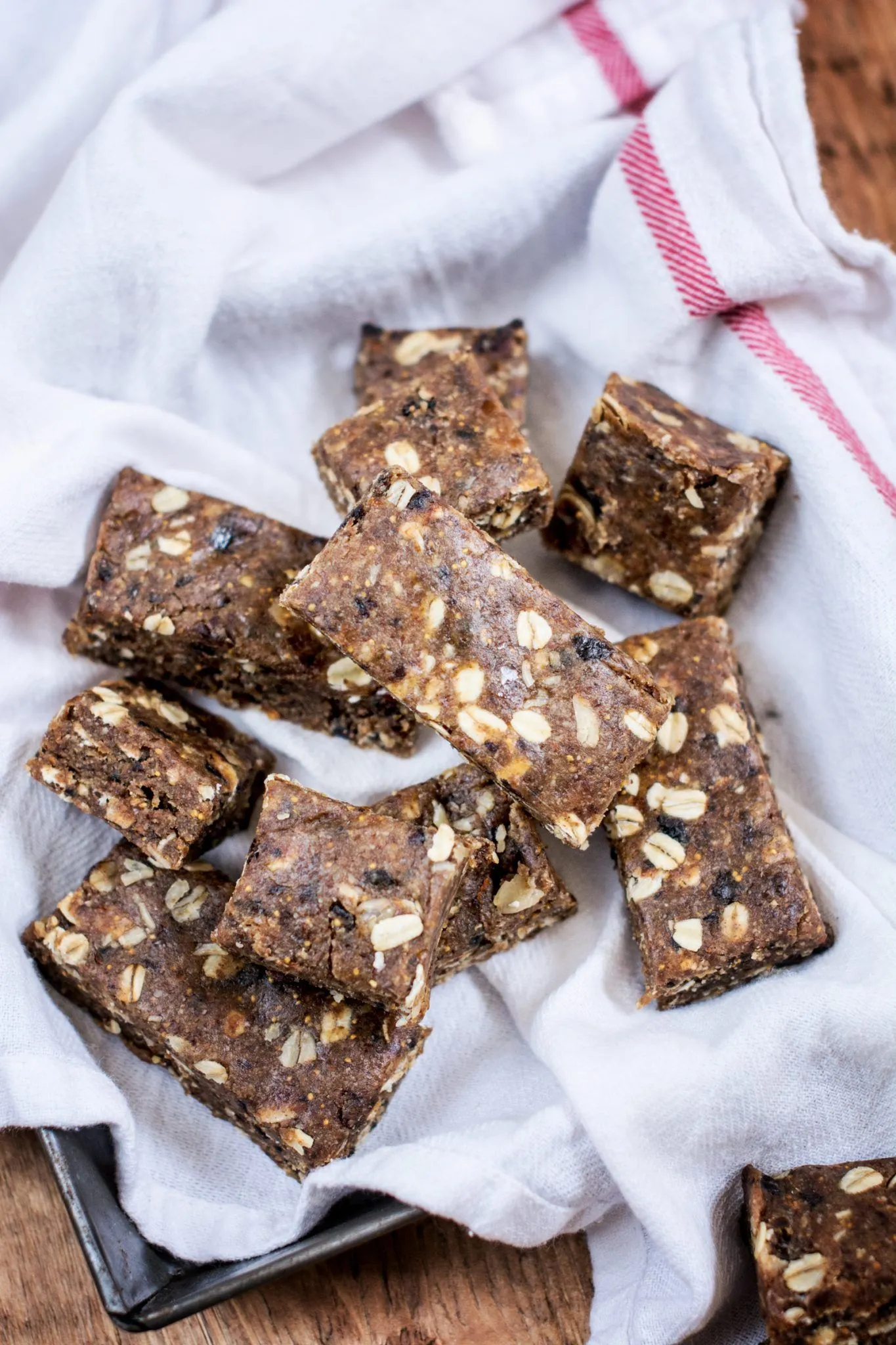 Fig Date Almond Granola Bars