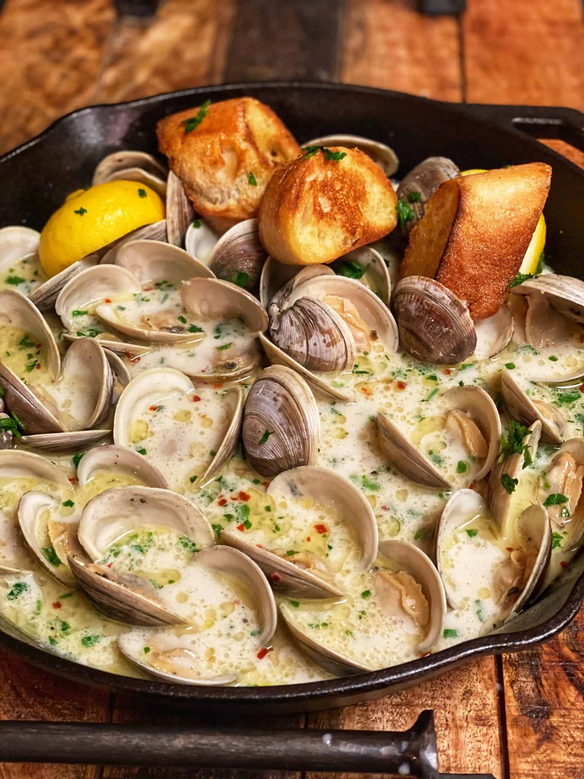 Garlic Butter Clams with White Wine Cream Sauce