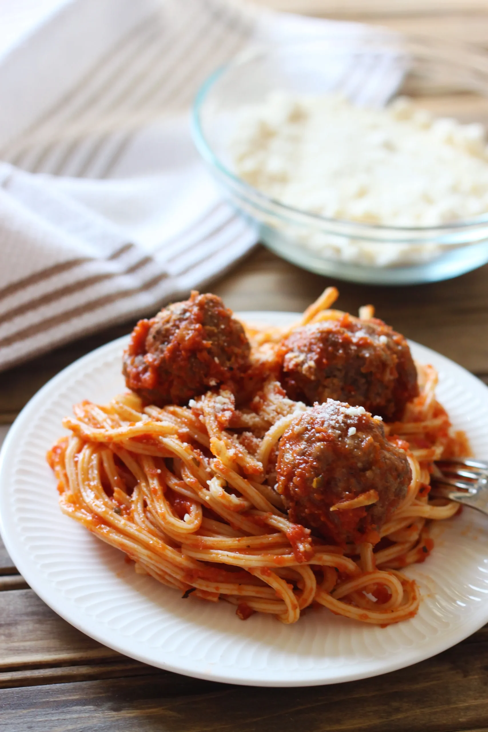 Meatballs and Pasta Picante con Queso