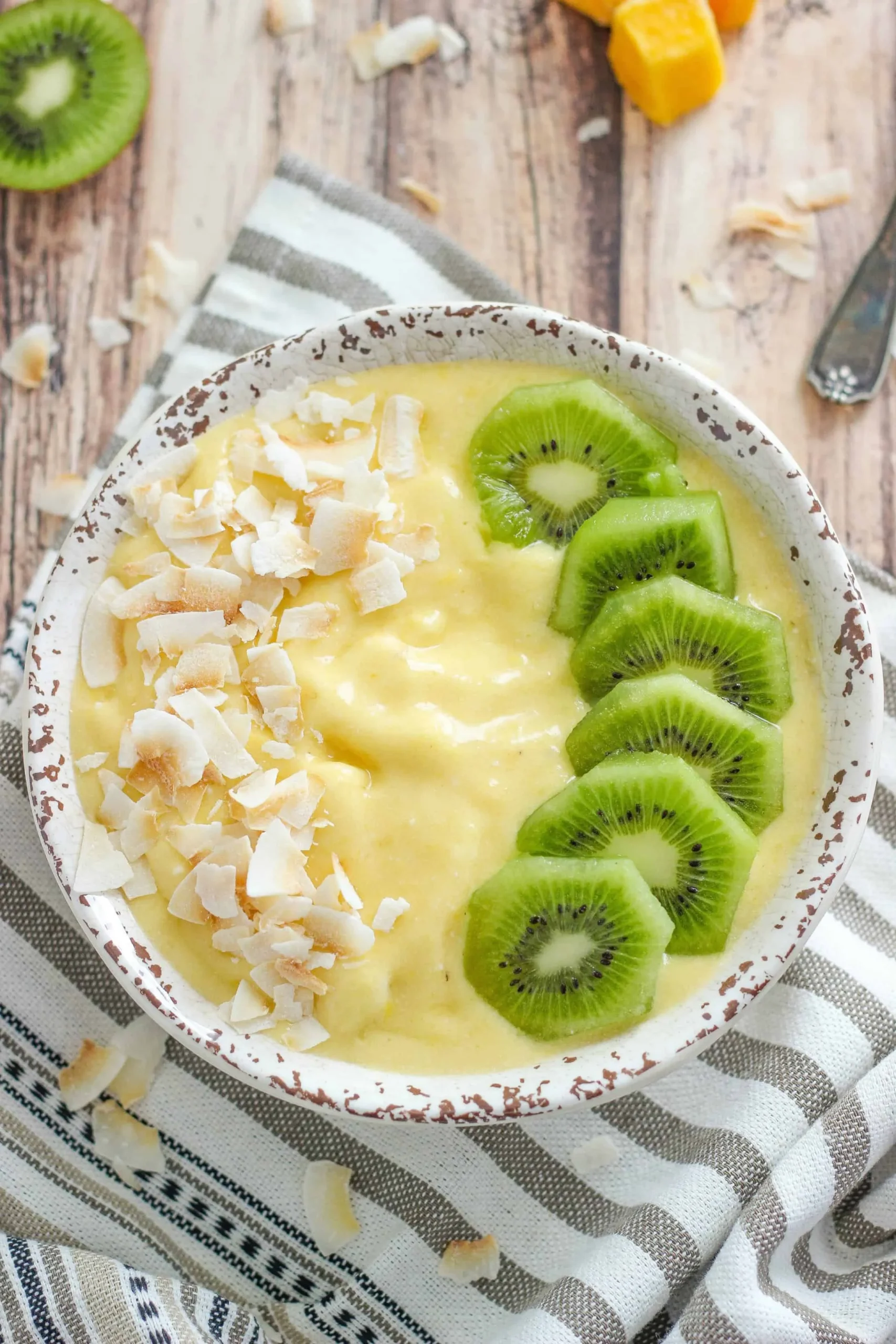 Pineapple Kiwi Smoothie Bowl