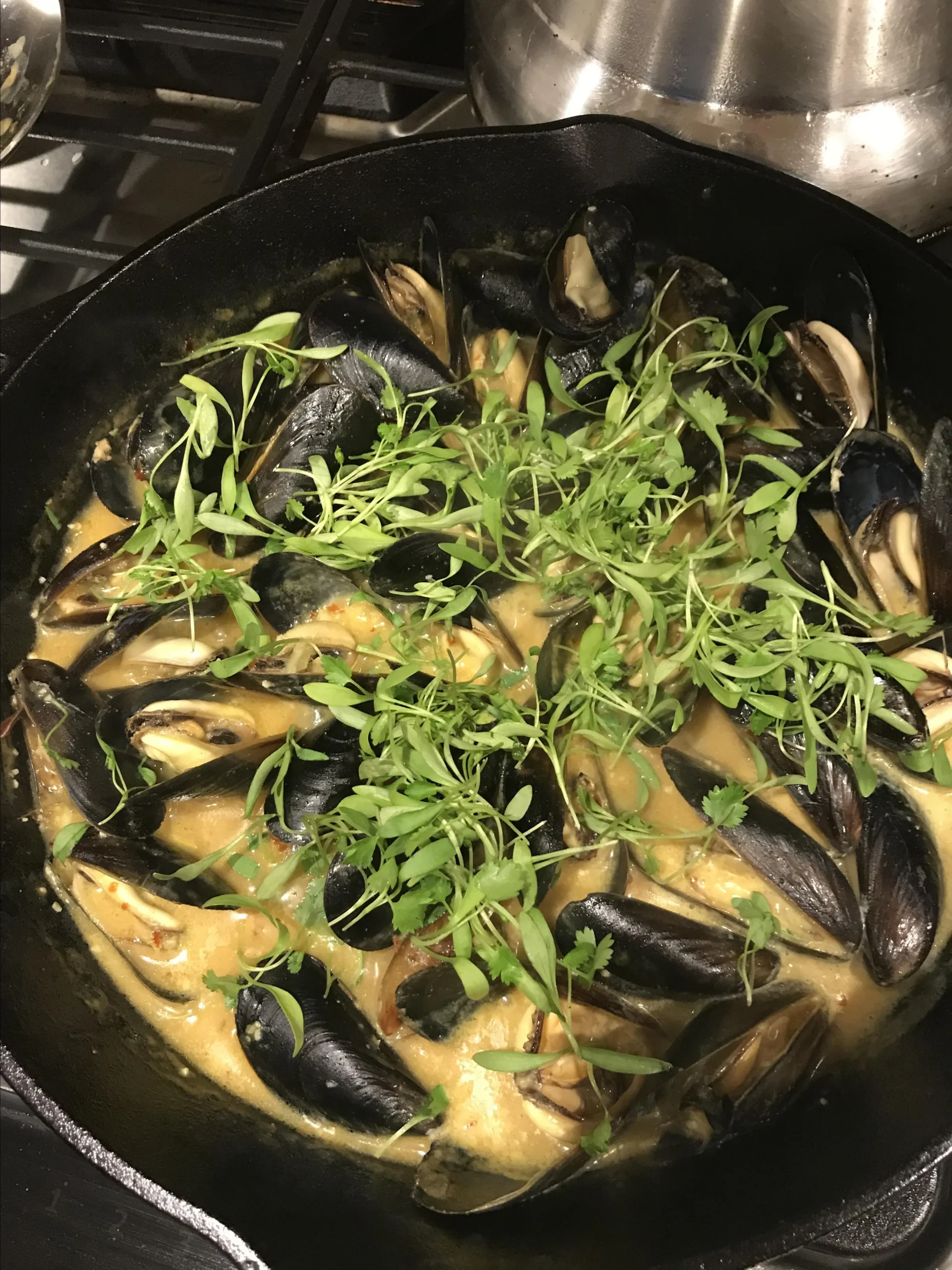 Thai Steamed Herbed Mussels