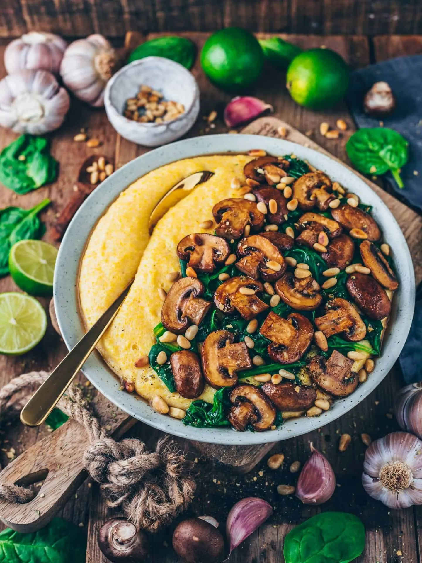 cremige vegane polenta mit pilzen und spinat